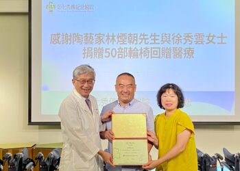 感念秀傳貼心服務   陶藝家林煙朝捐贈50部輪椅回饋醫院