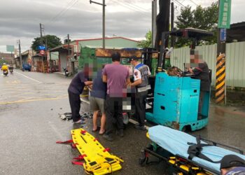 高雄市燕巢區鳳澄路機車追撞轉彎大貨車 女騎士受傷送醫