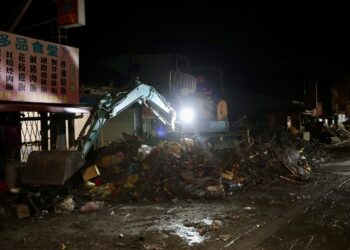 花縣府與國軍深夜趕工清淤 加速恢復光復鄉市容