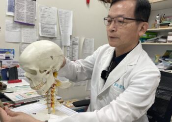 女大生長期低頭滑手機 頸椎提早老化  員榮醫師提醒等同脖子掛著一顆保齡球