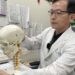女大生長期低頭滑手機 頸椎提早老化  員榮醫師提醒等同脖子掛著一顆保齡球