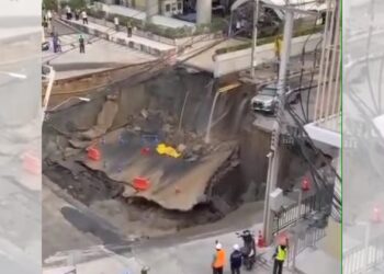 影音/曼谷瓦集拉醫院前突現50公尺巨坑 疑因水管爆裂所致