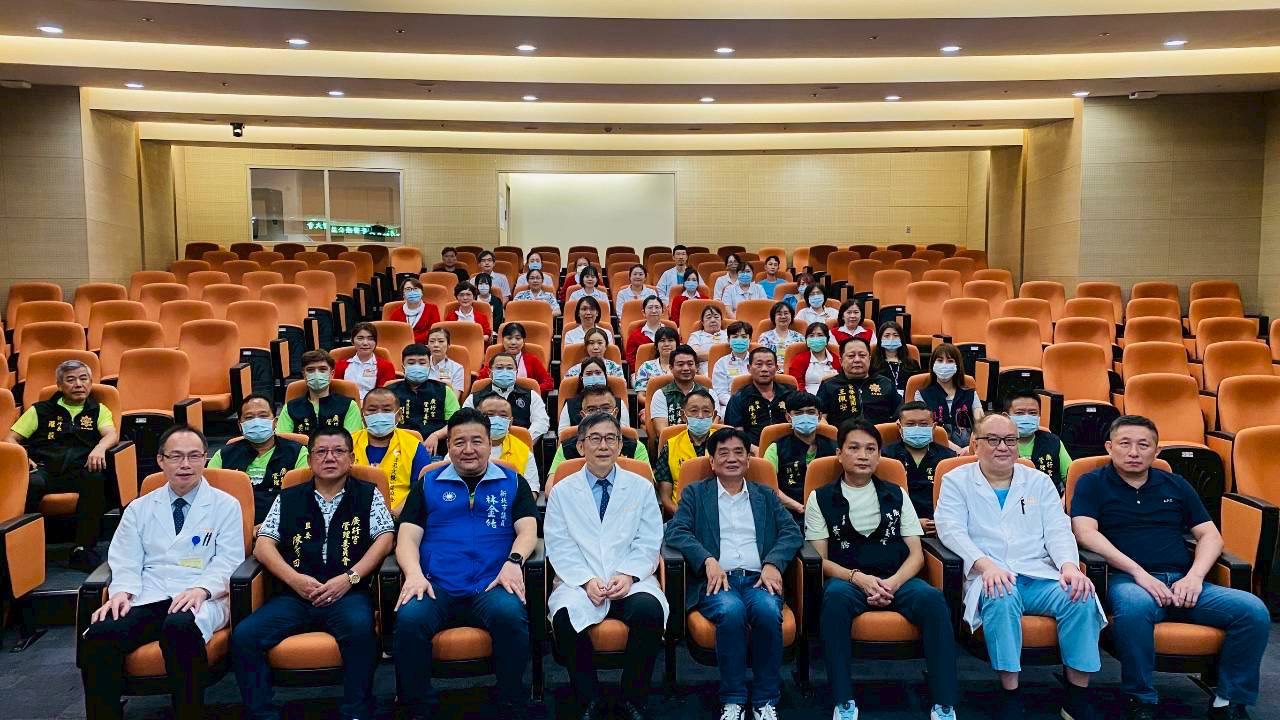 「中秋送愛到土城醫院」　三鶯義刑顧問團長黃永騰捐50萬元水果禮盒慰勞醫護