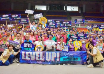 屏東長輩勇敢嘗新   PK電玩與積木