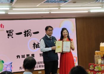 中秋送暖青果西施、馬可先生　捐千盒禮盒挺柚農助弱勢