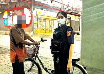 老翁騎車迷路 暖心內埔警協助返家