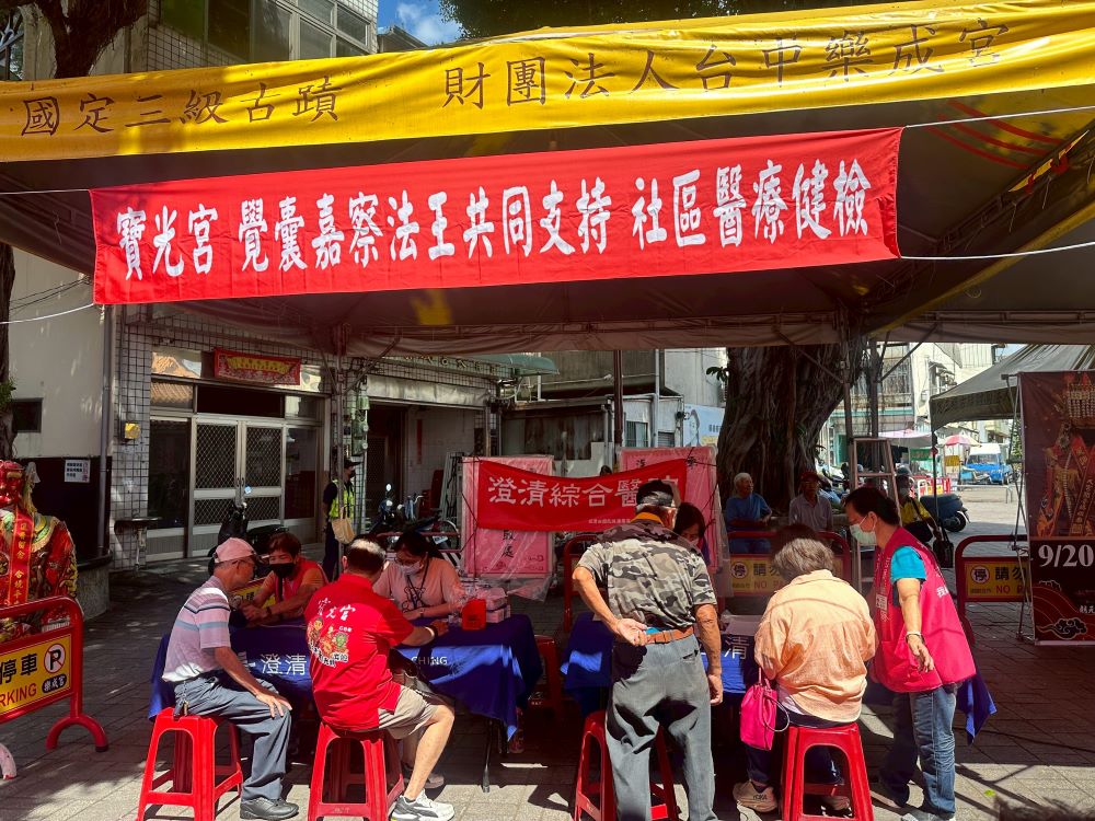 烏日煌天宗寶光宮跟樂成宮、中港澄清醫院合辦關懷鄉里的社區健檢活動。(圖/記者林均和攝)