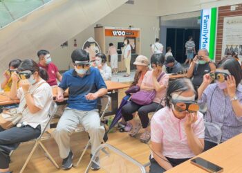 「從心開始,走進你的視界」   陽交大附醫引進VR設備體驗失智症者的困境