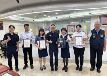 湖內警民聯手連續阻詐　分局長頒贈感謝狀及刑警熊