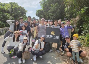 健身工廠守護台灣生態環境 拔除240公斤小花蔓澤蘭 實踐永續行動力