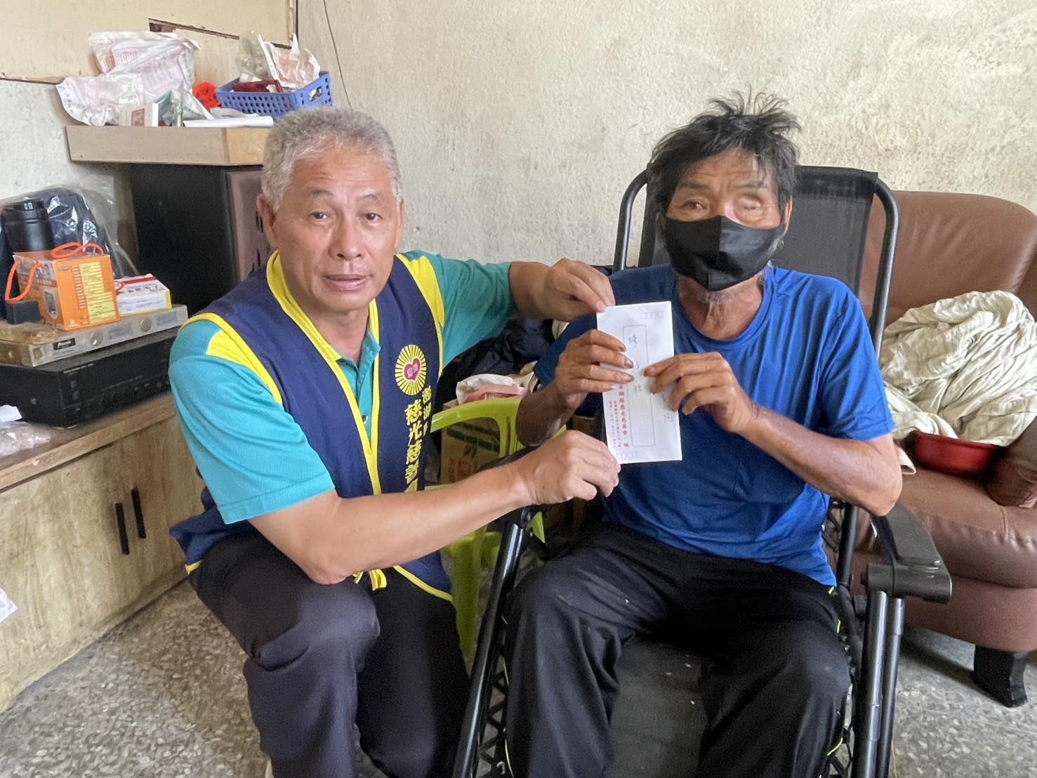 ▲慈光團隊與理事長葉竹林前往馬公鎖港探望視障的陳大哥。(圖/葉竹林辦公室提供)