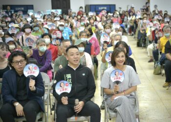 邱議瑩攜手張以理與左營青年對談 知名親子部落客肯定安養政策直呼「高雄可以安心生!」