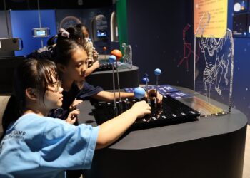 「銀河小學堂」啟用!  港和國小AR互動展廳帶孩子遨遊宇宙