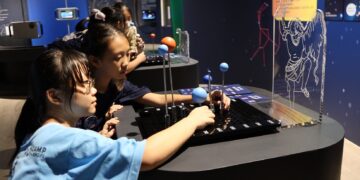 「銀河小學堂」啟用!  港和國小AR互動展廳帶孩子遨遊宇宙