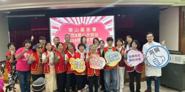 百歲人瑞揮毫謝善士 高醫暖心同行