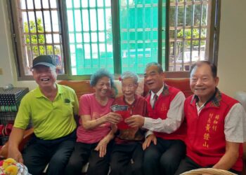 重陽敬老  五結鄉長訪百歲人瑞贈禮金送祝福