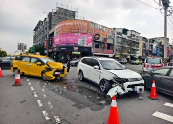 未禮讓直行車,未注意車前狀況 2小客車碰撞4輕傷