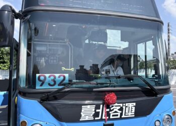 新北綠能運輸新篇章     932快速公車引進城際電動巴士     三峽板橋通勤族受惠