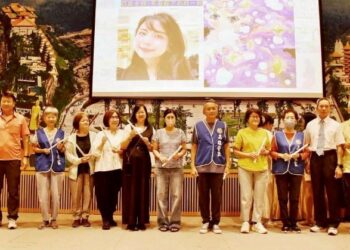 高雄榮家長輩 「悠遊藝享天地間 倘佯佛光中天月」