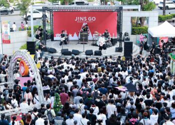 「JINS GO」來高雄啦!怕胖團吸上千粉絲塞爆漢神巨蛋廣場 JINS送墨鏡、護眼SPA吸客 週年慶滿額現折 超值回饋