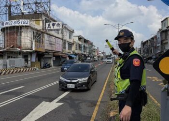 國慶連假終日返程車潮湧現 屏警用汗水與嘻哈打造有感疏導