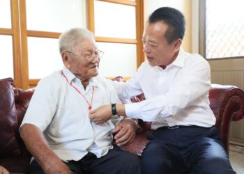 翁章梁探視百歲人瑞  致贈重陽禮金及金鎖片