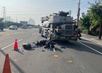 動力機械起步車未禮讓直行機車致撞 騎士受傷警現場交管助送醫