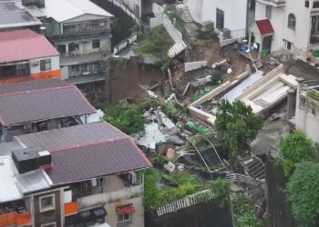 影音/不敵豪雨 新北新店社區擋土牆坍塌急撤108人