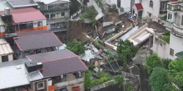 影音/不敵豪雨 新北新店社區擋土牆坍塌急撤108人