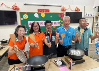 ▲前馬公市長葉竹林參加馬公市光榮社區「中秋蝦料理製作」研習活動。(圖/翻攝自葉竹林粉專)