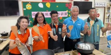 ▲前馬公市長葉竹林參加馬公市光榮社區「中秋蝦料理製作」研習活動。(圖/翻攝自葉竹林粉專)