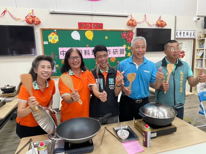 ▲前馬公市長葉竹林參加馬公市光榮社區「中秋蝦料理製作」研習活動。（圖／翻攝自葉竹林粉專）