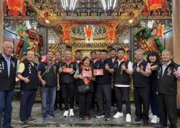 白沙屯拱天宮媽祖『粉紅超跑』將於11月1日(農曆九月十二日)下午首度停駕板橋妙雲宮；由板橋慈惠宮賴春穆主委(右6)無私奔走促成。