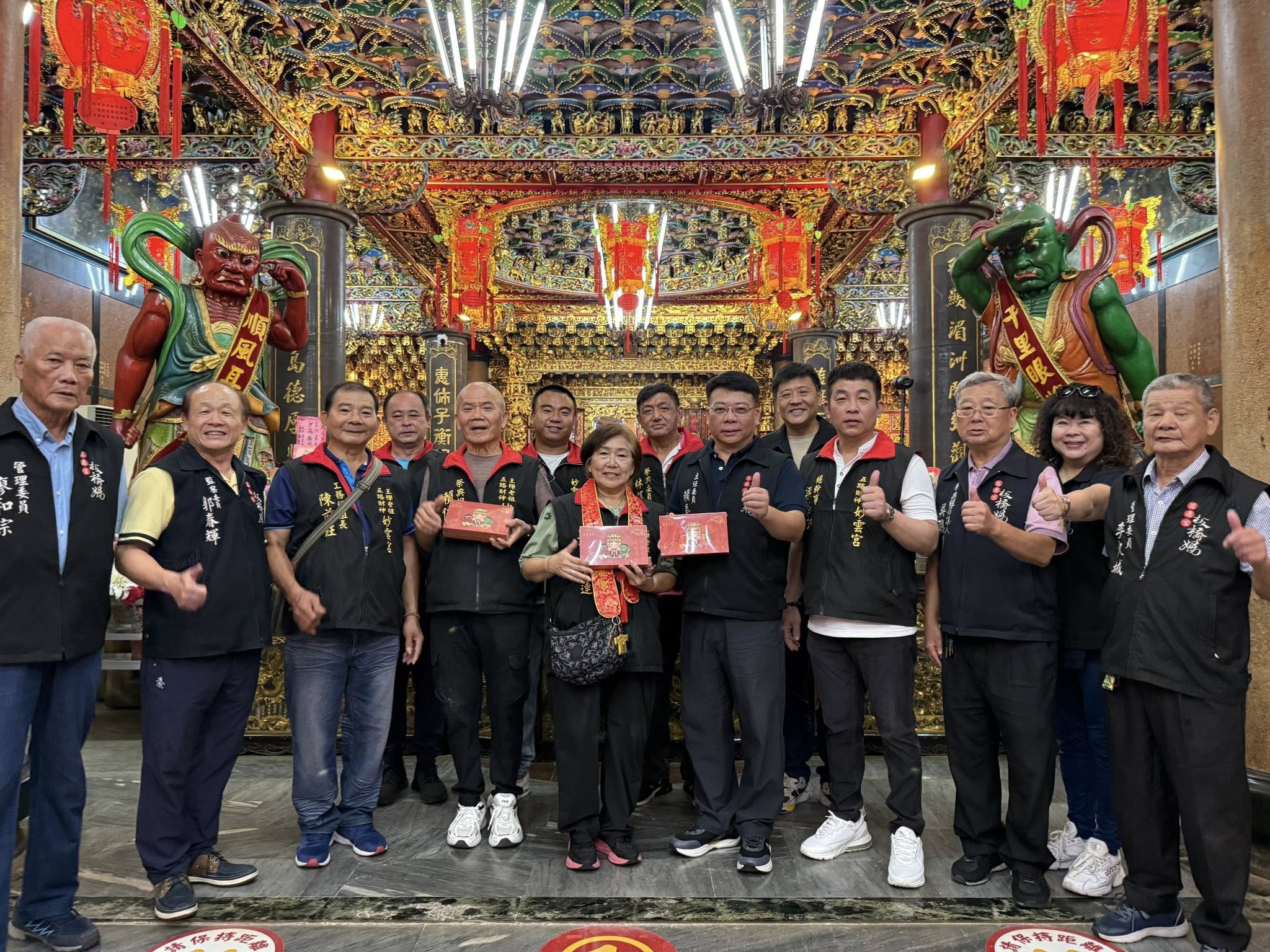 白沙屯拱天宮媽祖『粉紅超跑』將於11月1日(農曆九月十二日)下午首度停駕板橋妙雲宮;由板橋慈惠宮賴春穆主委(右6)無私奔走促成。