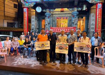 老婦機車拋錨 東港暖警即時救援