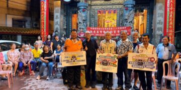 老婦機車拋錨 東港暖警即時救援