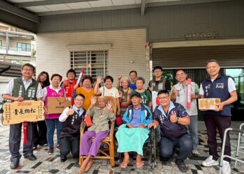百歲人瑞慶重陽,歸仁區公所偕同地方民代團隊向人瑞獻上恭賀之意