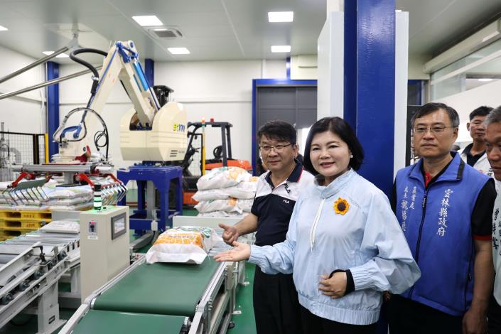 張麗善縣長10日上午參加「西螺鎮農會稻米產業文化、碾米廠廠房更新啟動儀式暨農民節表彰活動」為新型碾米廠剪綵、巡視自動化處理跟包裝過程
