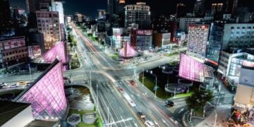 「高雄太美!地標粉色點燈應援BLACKPINK 邱議瑩:陳其邁市長用世界級規格迎接天團」