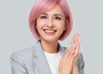 「陳其邁帶起粉紅頭貼風潮 邱議瑩換上同款笑問:這樣可以進立法院嗎?」
