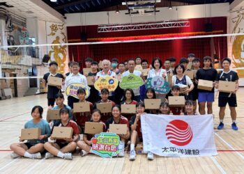 女排國手張瓈文送愛     萬金石馬拉松合作夥伴捐贈專業運動鞋     助北海岸學子無後顧之憂