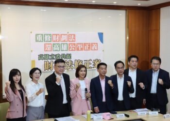 「號召高雄立委全員到齊！邱議瑩提案修財劃法：比柯志恩版為高雄多爭取150億，柯支不支持？」