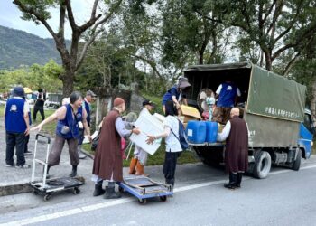 華藏淨宗捐贈千萬助花蓮　法師親開怪手清淤救災