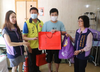新北暖流助單親家庭     朱爸術後無收入陷困     板橋社福中心媒合善行團送上18.5萬元