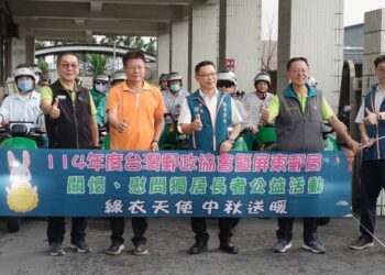 屏東郵局化身「綠衣天使」 中秋送暖傳遞愛心關懷長者
