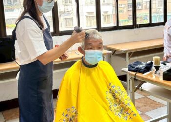不只溫飽更有資源!善悅關懷協會媒合資源為街友義剪、義診     仕招基金會發紅包     清海無上師世界會贈月餅
