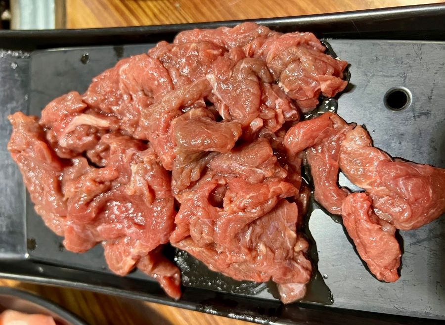「十三涮四川料理重慶火鍋」使用溫體牛鮮嫩溫潤。(圖/記者林均和攝)