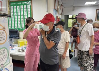 因應秋冬病毒高峰   彰化榮家流感、新冠疫苗接力接種守護長輩健康