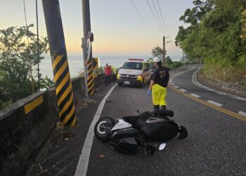 影音/機車騎士疑似擦撞護欄跌落山谷 蘇澳警消搜救尋獲遺體