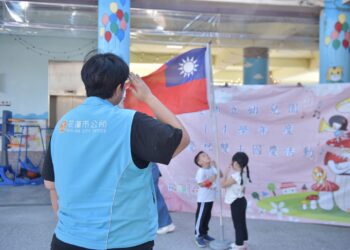 花蓮市幼喜迎雙十國慶  魏嘉彥與幼兒同歡共樂
